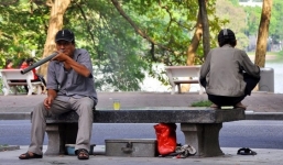 Ghế đá “cổ” tại hồ Gươm bị vỡ “không phải từ thời Lê”