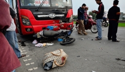 Xe tải cán hai người tử vong, kẻ gian thừa cơ lấy iPhone