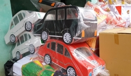 Tiễn ông Táo “về trời” bằng... siêu xe cùng chân dài