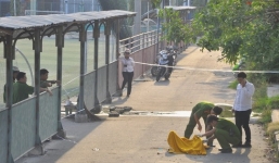 Một cụ ông tự thiêu ở sân bóng đá