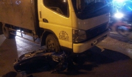 Va chạm với xe tải, nam thanh niên bị kéo lê hàng chục mét