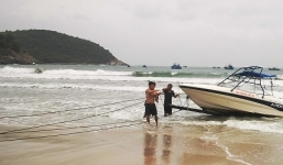 Uống rượu rồi đi hóng mát, hai người Nga gặp nạn trên biển