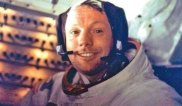 Túi xách Neil Armstrong mang về từ mặt trăng chứa đựng điều gì?