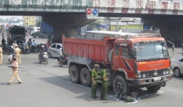 Xe ben kéo lê xe máy hàng chục mét, một phụ nữ nguy kịch