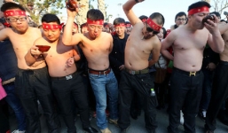 500 ông chồng TQ cởi trần, 'uống rượu ăn thề' không nộp lương cho vợ