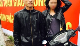 Thanh niên mang súng chở cô giáo tiểu học đi dạo phố