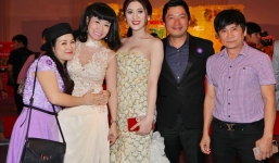 Lâm Chi Khanh mặt cứng đơ giữa dàn sao lớn