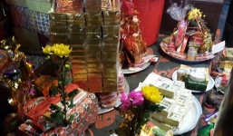 “Đại gia” Việt vác bao tải “vàng 9999” đi trả nợ bà Chúa