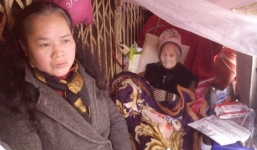 Cụ bà 95 tuổi bị đẩy ra đường ăn Tết: Cụ bà đã lịm đi