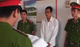 Chui xuống gầm giường vì bị phát hiện khi đang “yêu” bé gái