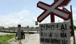 Vượt đường sắt bất chấp đèn cảnh báo, người phụ nữ bị thương nặng