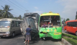 Xe chở hơn 30 hành khách tông xe tải rơi cabin