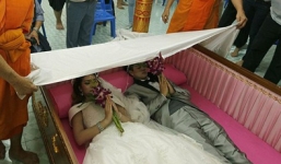 Lễ cưới kỳ quặc: Cô dâu chú rể nằm trong quan tài để thề nguyền