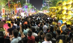 Đường hoa Tết Ất Mùi bị giẫm đạp ngay ngày khai mạc