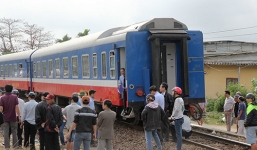 Hàng trăm hành khách náo loạn vì tàu trật bánh