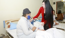 Hoa hậu Ngọc Anh nghẹn ngào trao quà cho bệnh nhân ung thư