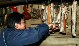 Kỳ thú phong tục cả bản đi “ăn trộm” đêm giao thừa