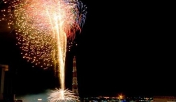 Pháo hoa rực rỡ chào xuân Ất Mùi 2015