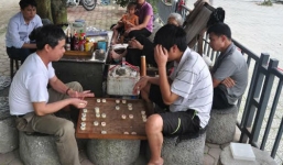 Độc đáo quán trà đá cối cổ có '1-0-2' ở Hà Nội