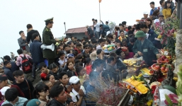 Đi lễ 'hối lộ' đầu xuân: Đừng dung tục hóa cửa chùa!