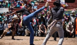 Lạ kỳ lễ hội xóa bỏ hiềm khích năm cũ bằng nắm đấm