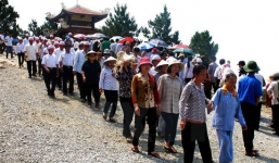 Ngàn người về đảo Yến thành kính viếng mộ đại tướng Võ Nguyên Giáp