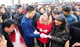 Đại gia – người yêu “cô bé trà sữa” chi 23 tỷ mừng thọ các cụ già