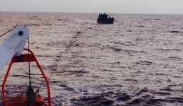 Cứu 9 ngư dân gặp nạn trên biển đêm mùng 2 Tết