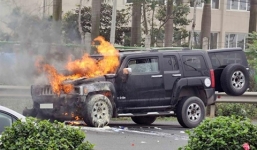 Hummer 4 tỷ bốc cháy trên cao tốc Láng - Hòa Lạc, tài xế bất lực