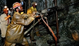Nam Phi giải cứu thành công gần 500 thợ mỏ mắc kẹt dưới lòng đất 