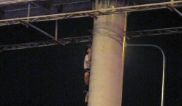 Thót tim giải cứu nam thanh niên thất tình leo trụ quảng cáo tự tử