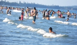 14 học sinh cùng một giáo viên du xuân tắm biển bị sóng cuốn