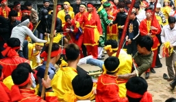 Du khách kinh hoàng vì hỗn chiến tại lễ hội đền Gióng