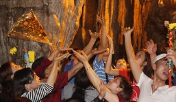 Khai hội Chùa Hương: Ôm nhũ đá để... hứng lộc