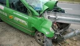 Đâm tung lan can đường, taxi Mai Linh vỡ nát đầu trên cao tốc