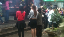 Váy ngắn lên chùa: Nhiều phụ nữ đang tự làm mình xấu xí