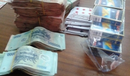 Con bạc phi thân qua cửa sổ để trốn công an