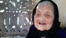 Cụ bà 111 tuổi “dạy” nữ phóng viên trẻ bí quyết sống sướng