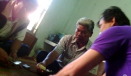Phó Chánh văn phòng huyện cùng thanh tra giao thông say sưa trên chiếu bạc