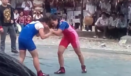 Hấp dẫn với trò đấu vật nữ tại lễ hội Đền Gióng