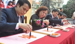 Tại sao lãnh đạo không tự viết mà phải “tô chữ” để khai bút đầu xuân