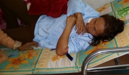 Nối lại tình xưa không được, chồng chém vợ trọng thương