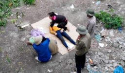 Cha mẹ khóc ngất bên thi thể con gái nghi nhảy cầu tự tử