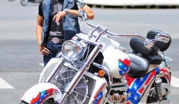 Công 'mô tô' và nhiều cán bộ quản lý thị trường bị truy tố