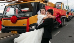 Đám cưới 'khủng' rước dâu bằng 4 chiếc xe cẩu 12 tỷ