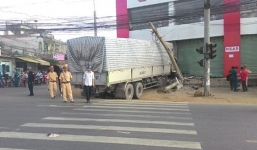 Xe tải mất phanh, tài xế đánh lái đâm sập đại lý xe máy Honda