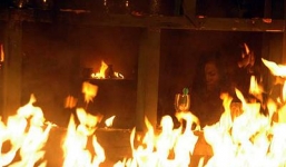 Nhốt mẹ vợ và vợ trong ki ốt rồi tưới xăng xung quanh phóng hỏa