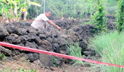 Phát hiện thi thể bé gái dưới đống đá trong khu rẫy