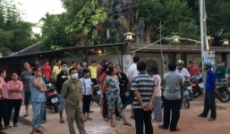 Con hoảng hốt phát hiện xác cha treo cổ