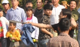 Hết hỗn chiến ở đền Gióng lại vung dao giữa lễ hội cướp phết cầu may